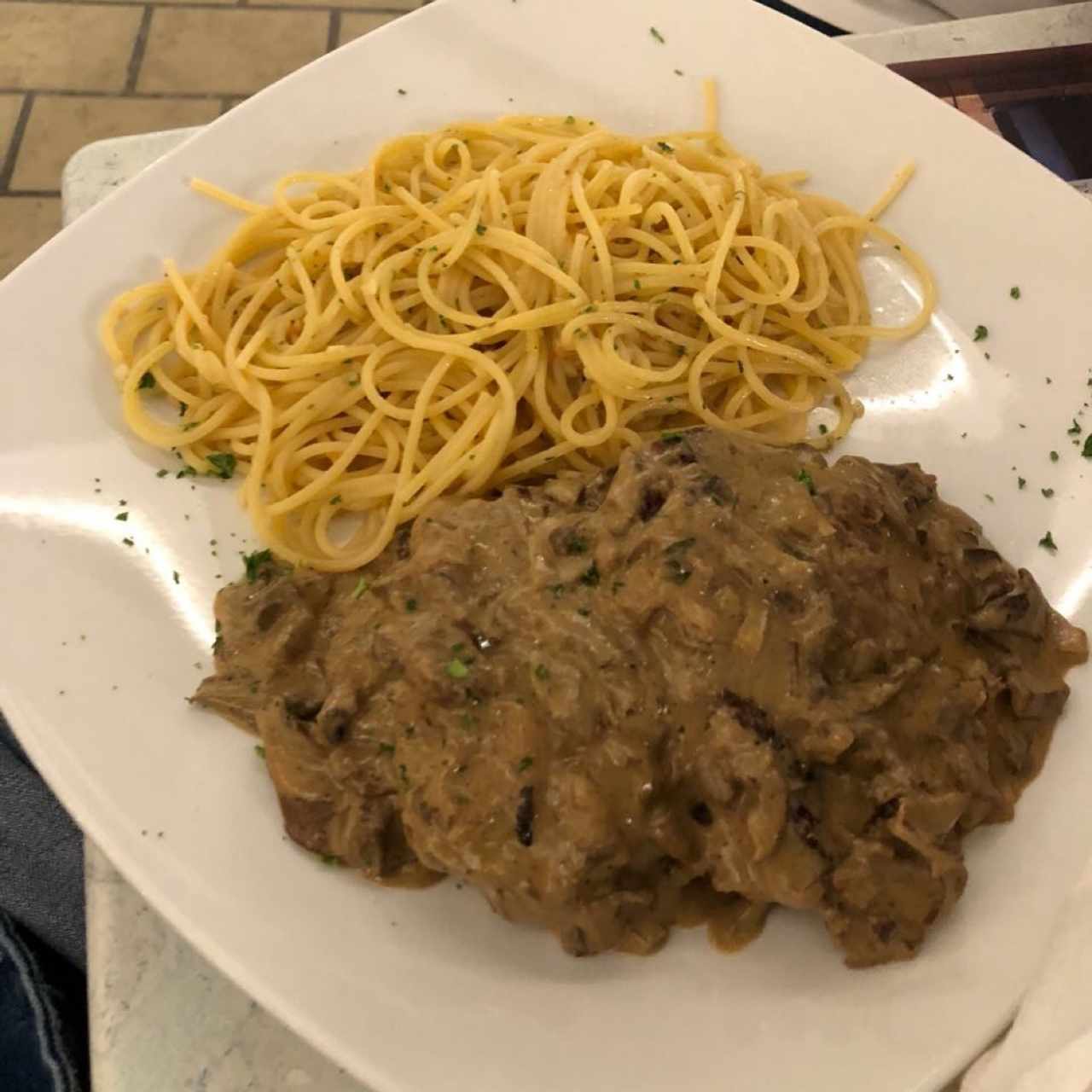 Filete de res con salsa de hongos porcini. 