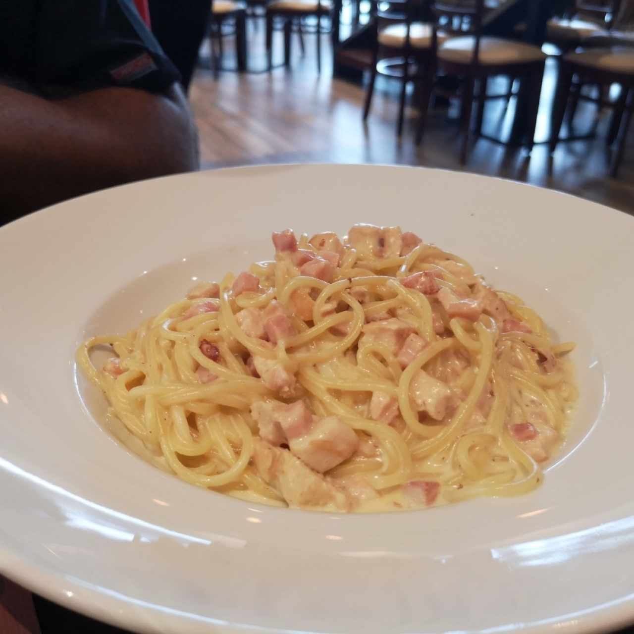 spaguetti de pollo en salsa Alfredo 