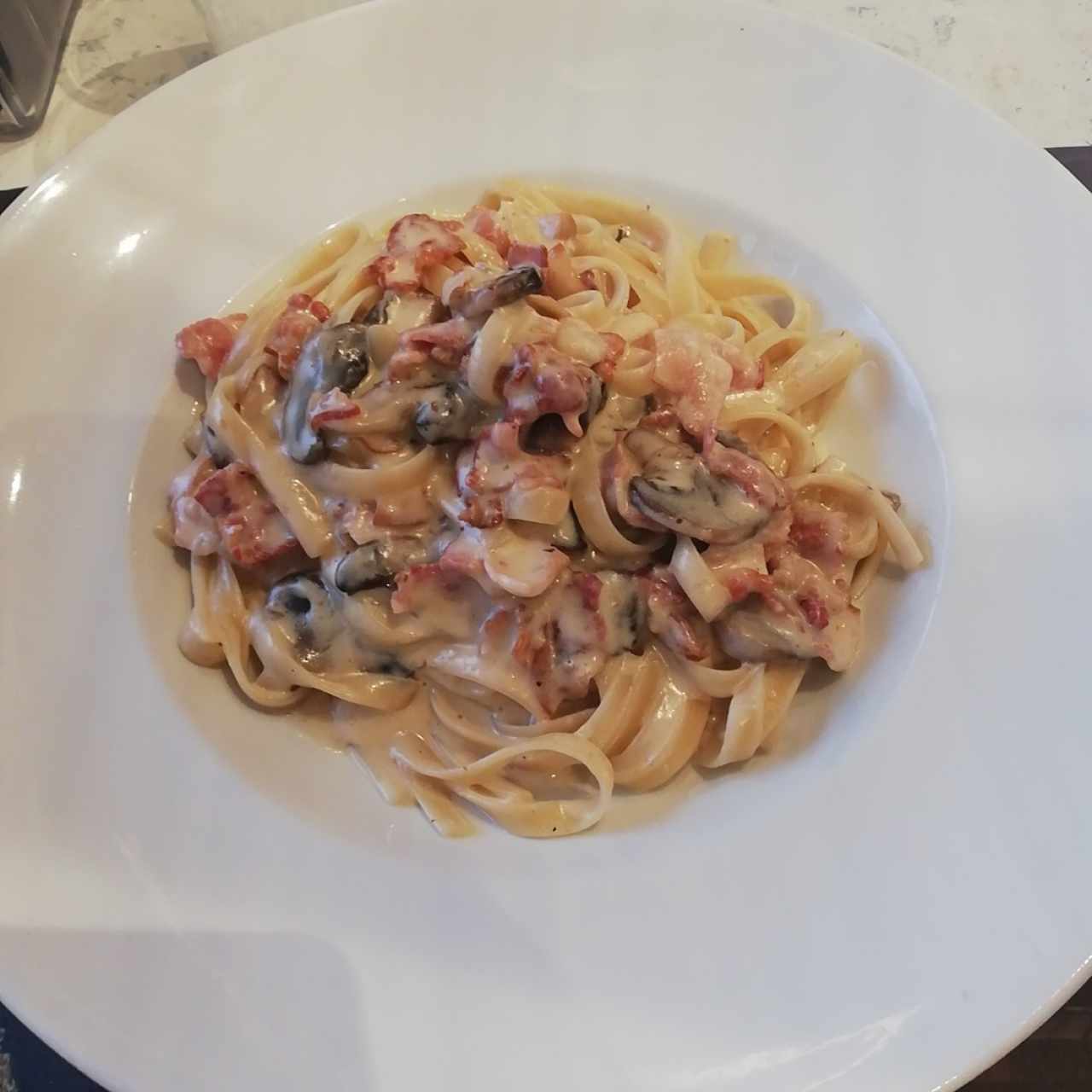 Fettucini Carbonara con Hongos