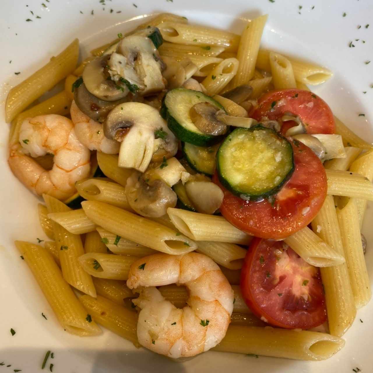 Penne al óleo con camarones, zucchini, hongos, tomates