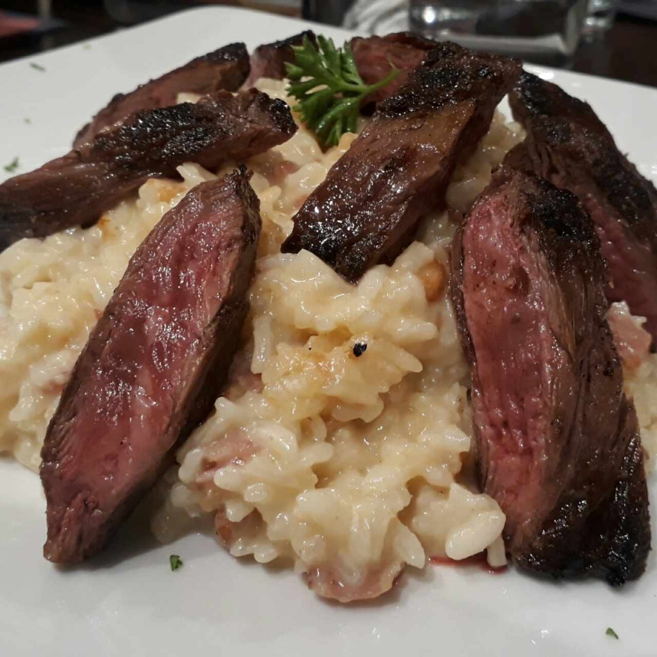 entraña acompañado de risotto con trocitos de bacon