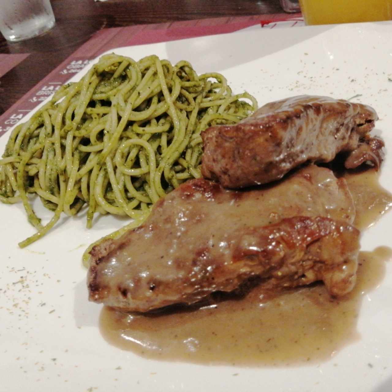 Filete a la Pimienta con Spaghetti al Pesto