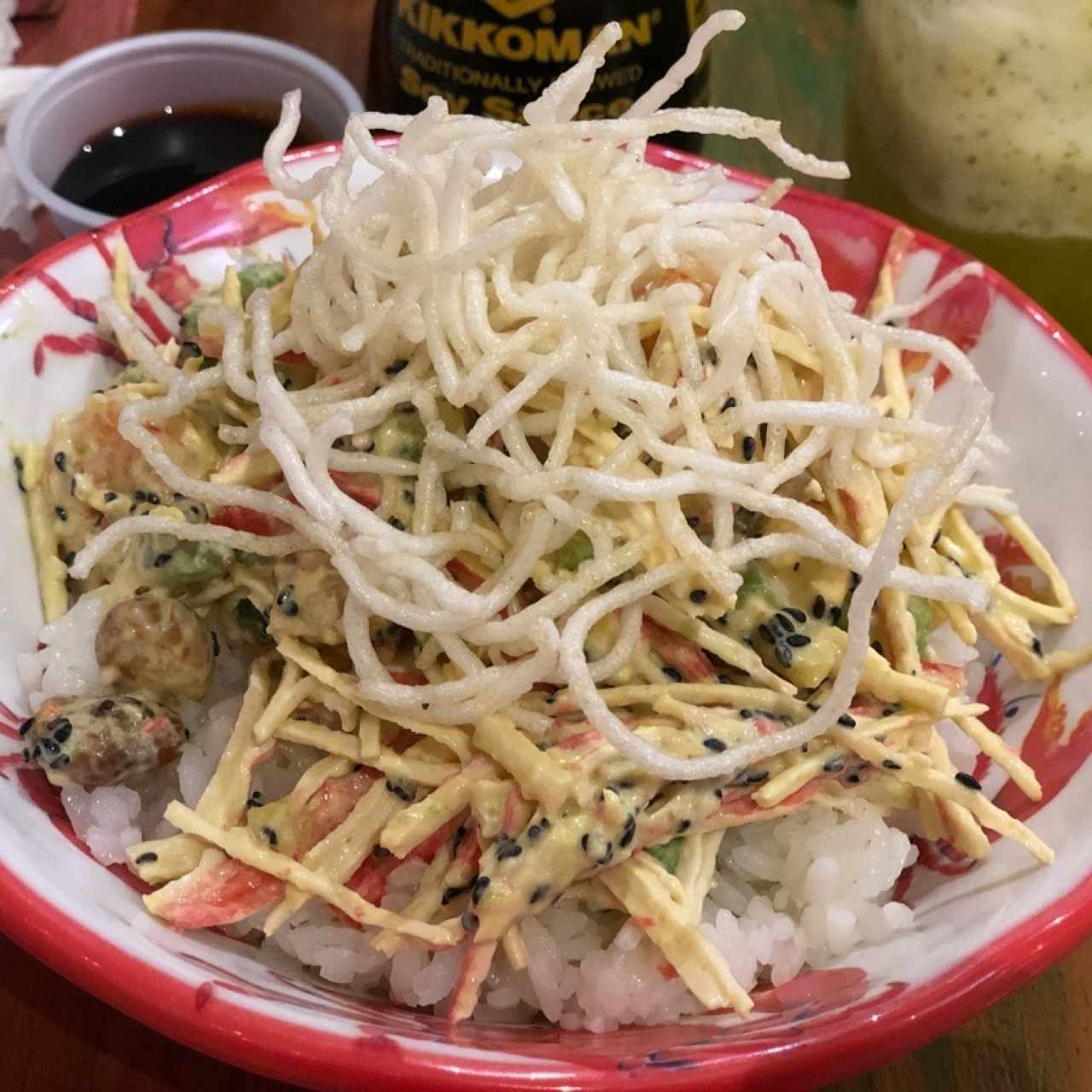 bowl preparado con base arroz + aguacate + camarones