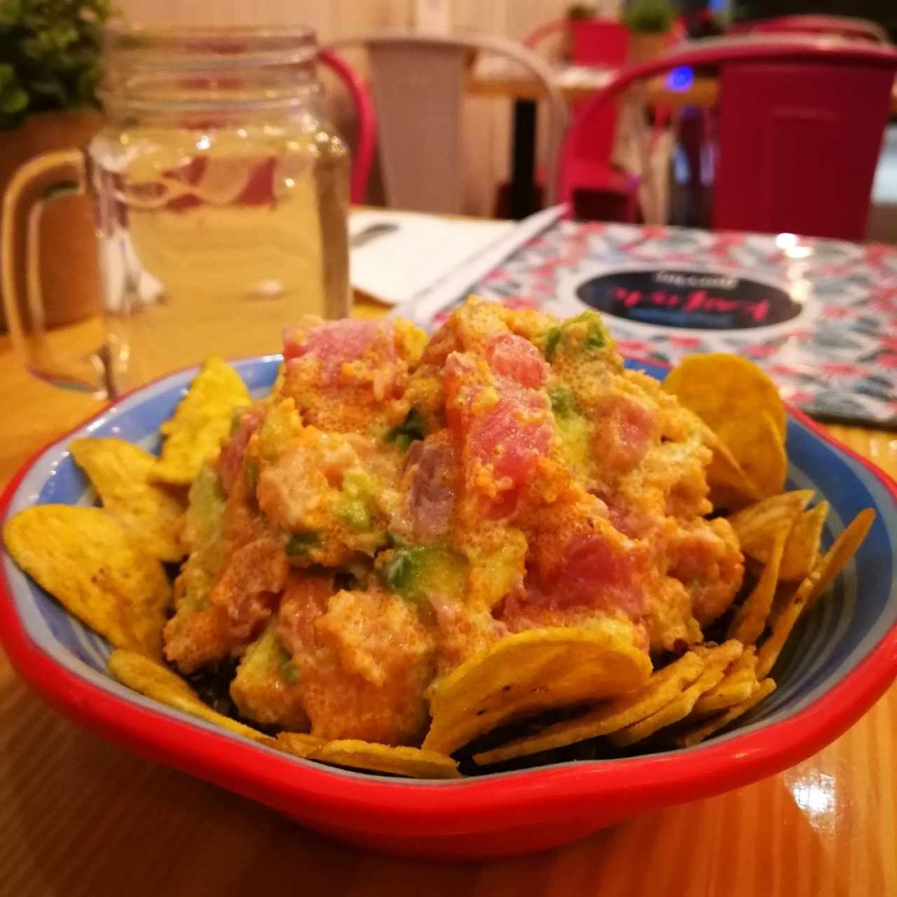 Bowl personalizado: salmón y atún, doble aguacate, masago, salsa sesame y platanitos salados.