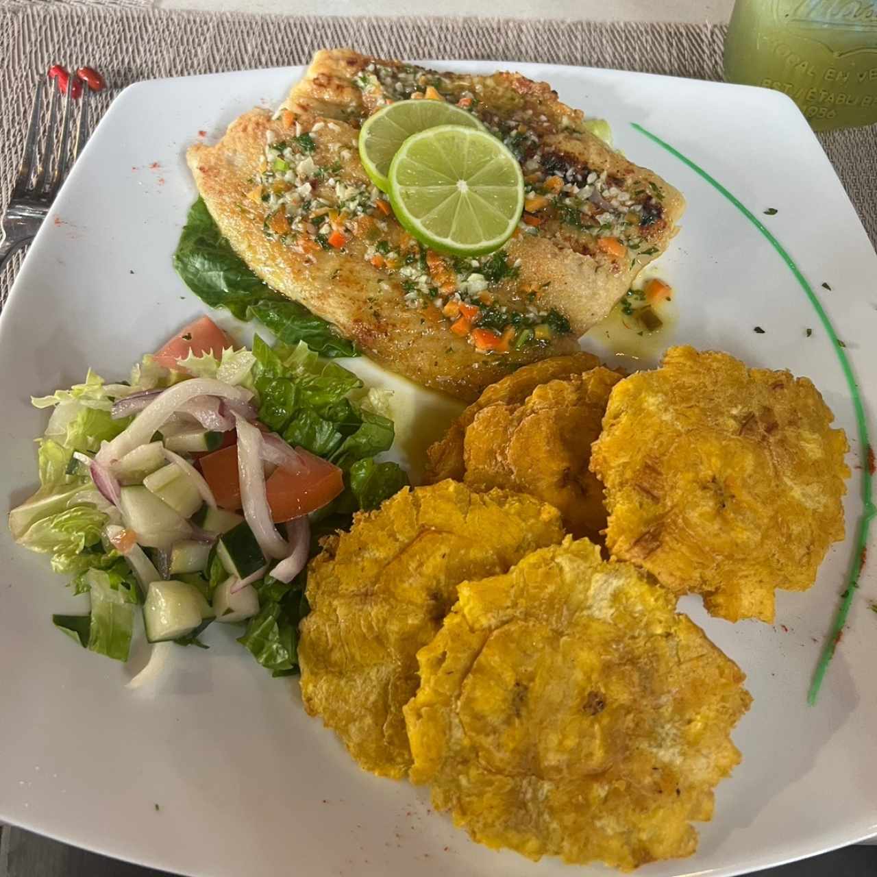 Corvina al ajillo con patacones 