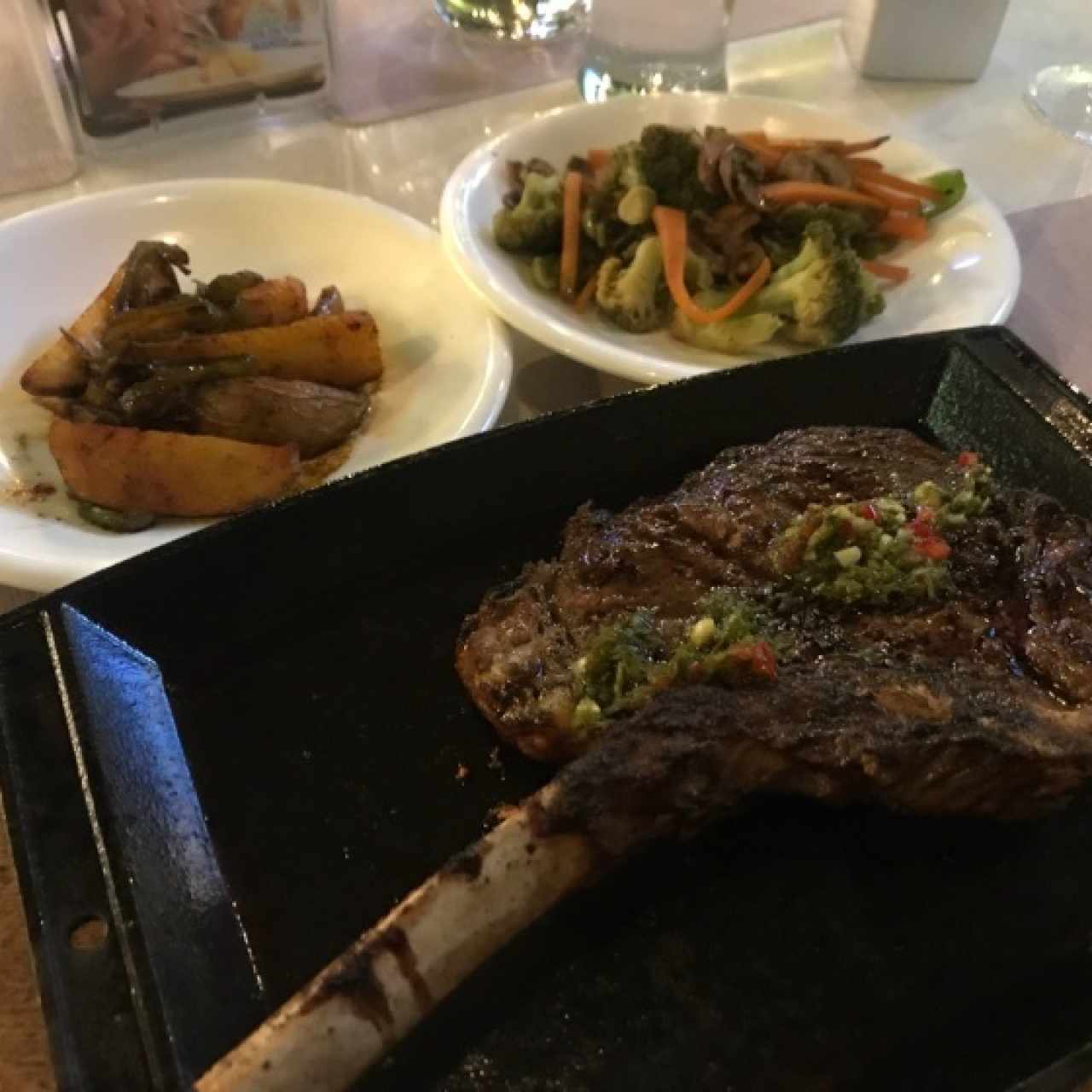 Tomahawk, acompañamiento papas y vegetales salteados