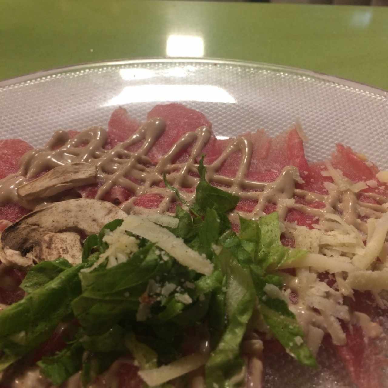 Carpaccio de carne de res.