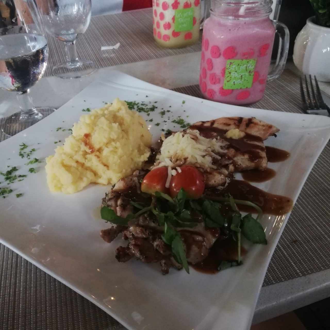 pure con pollo al carbón y batido de fresa con leche 