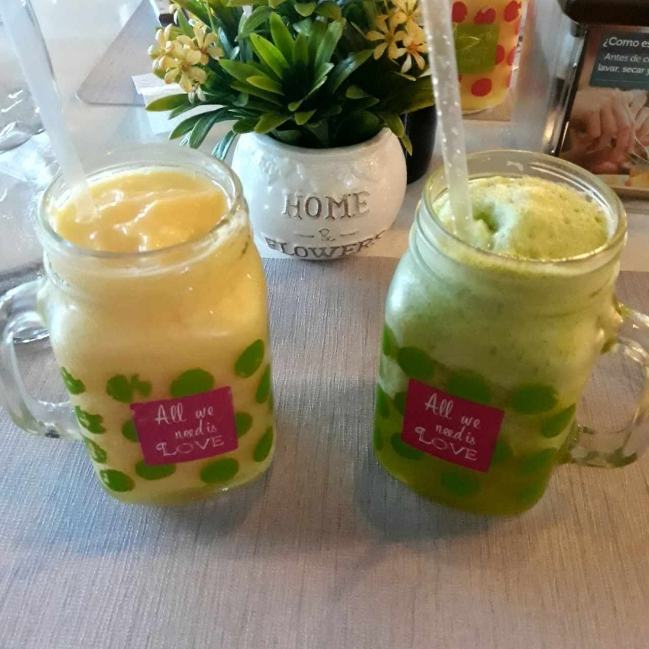 Limonada con Hierbabuena y Jugo de Maracuyá