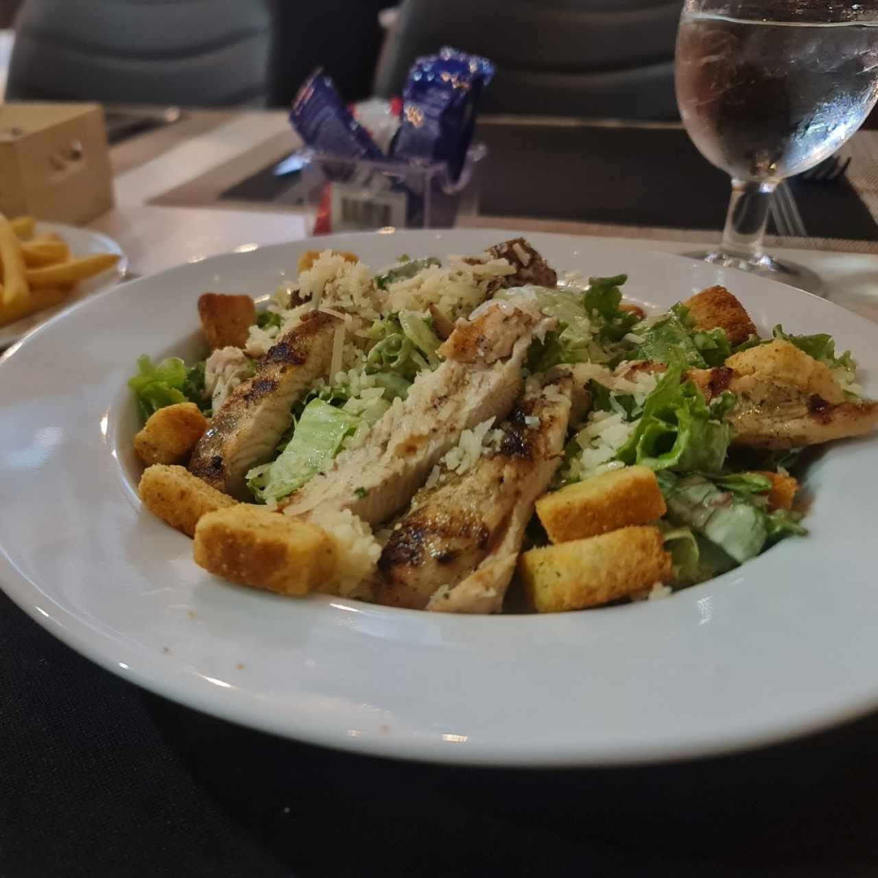 ensalada cesar con pollo.