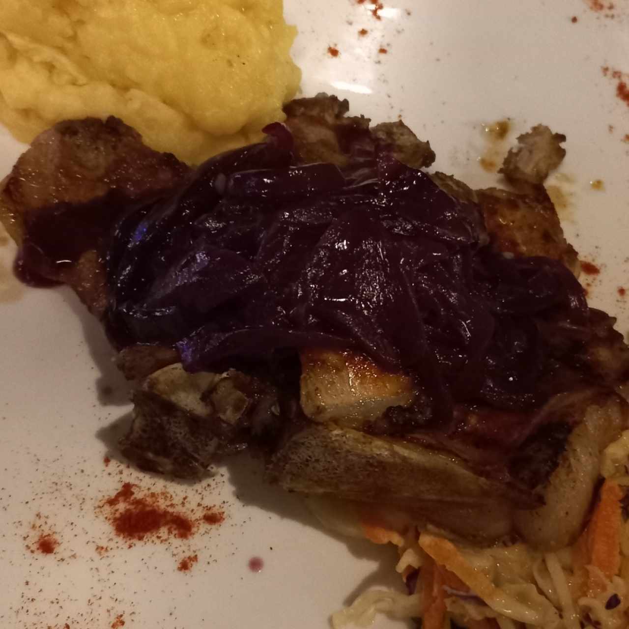 Chuletas de Cerdo en salsa burdeles con puré 