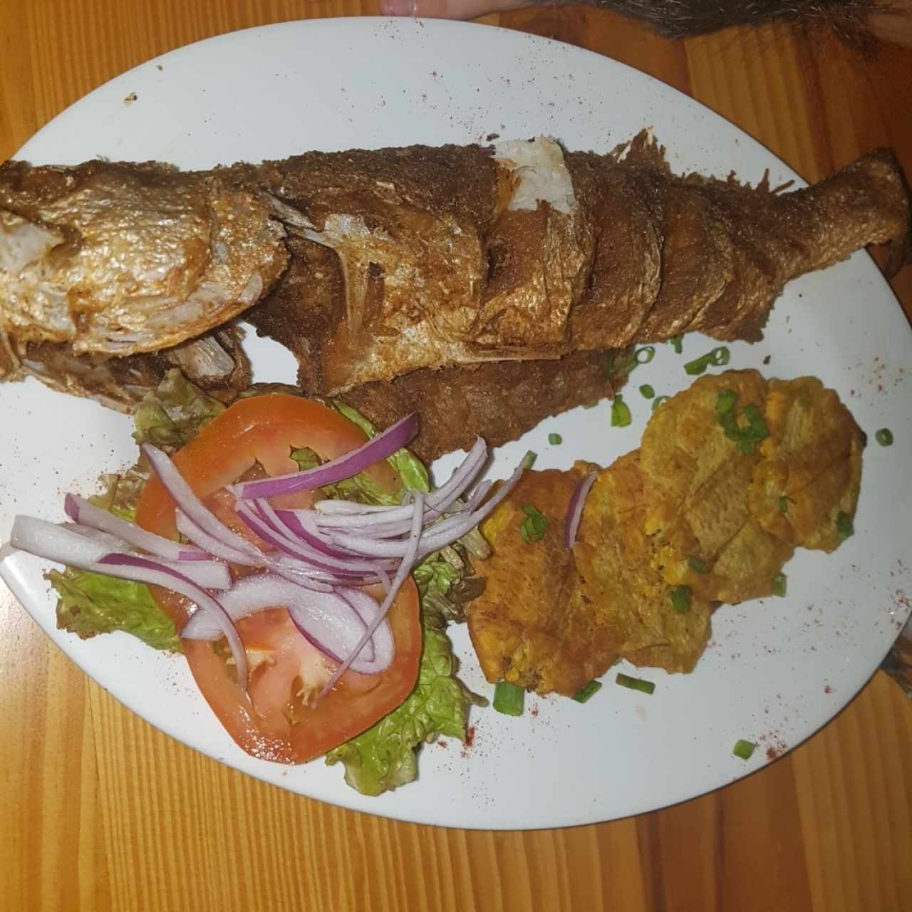 sobre el pescado bueno un poco pasado en frito y los patacones, pero la demas comida cero queja.