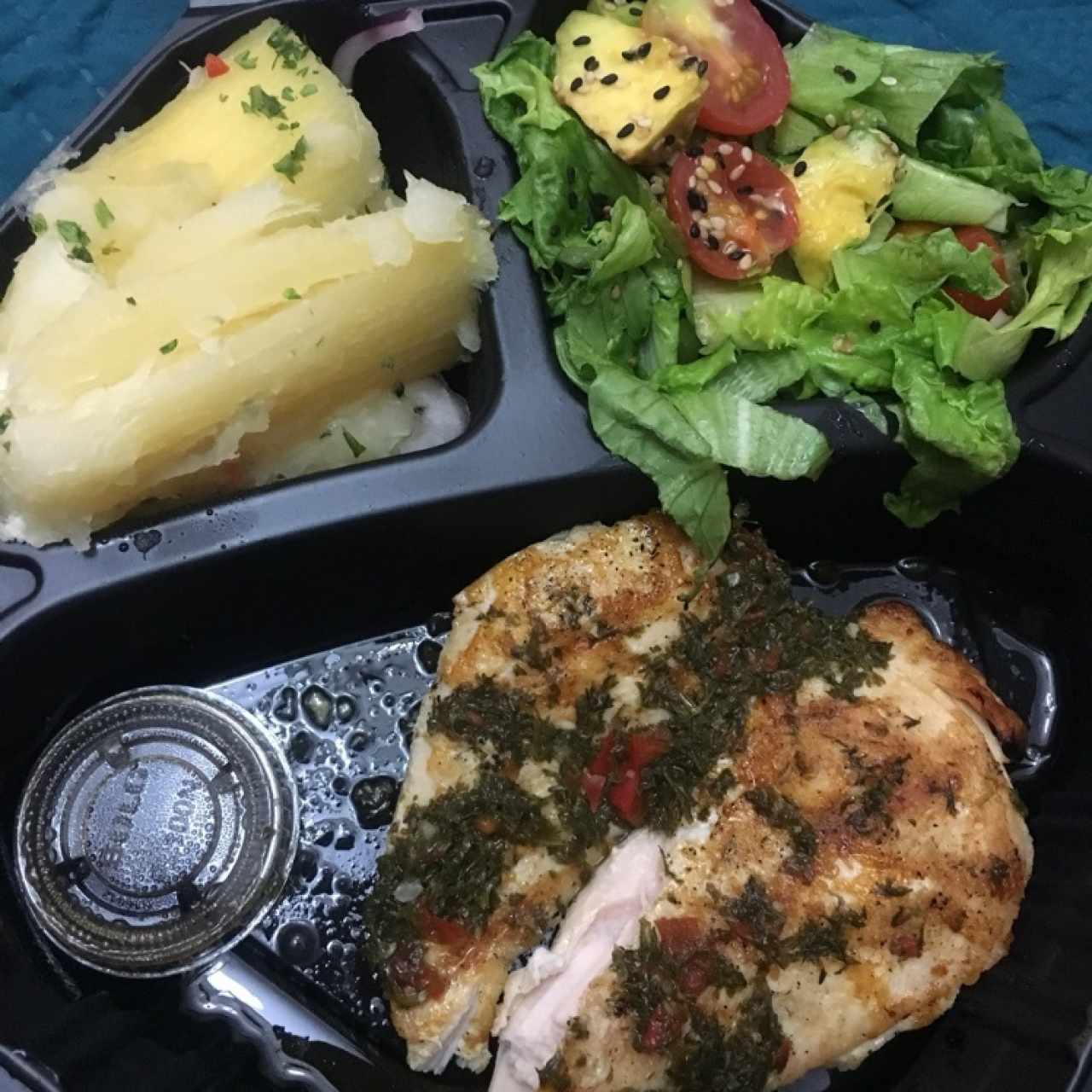 Pollo Grill con Yuca al moho y ensalada asiática