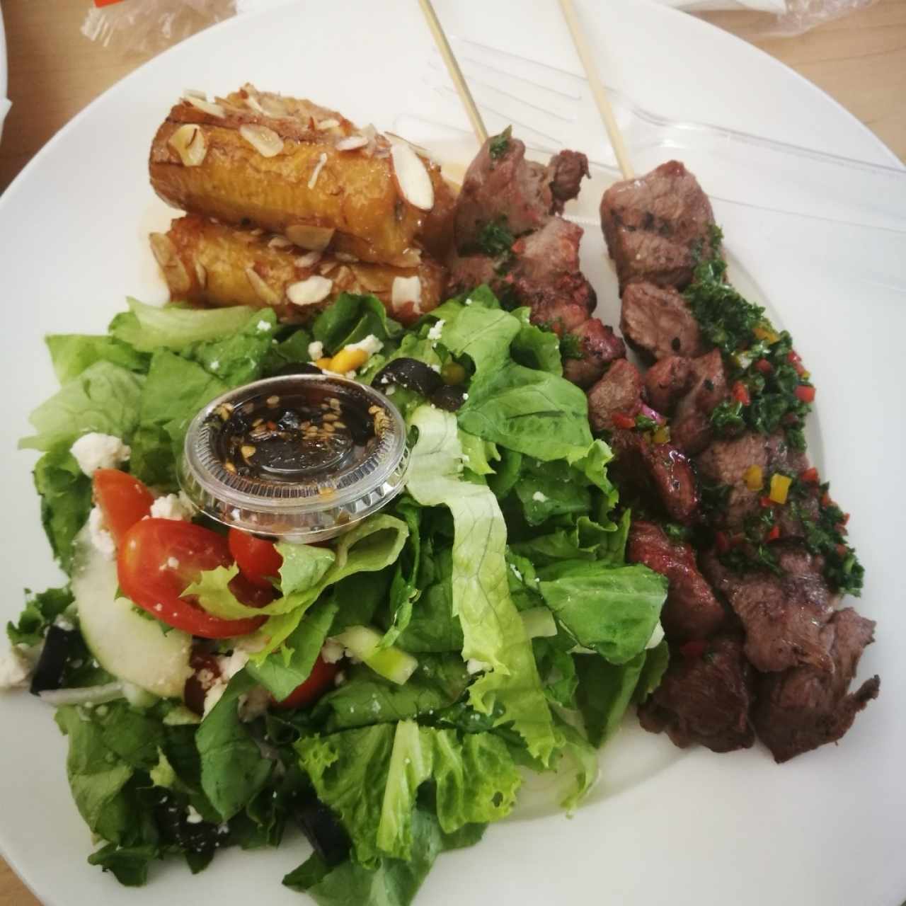 beocbetas de carne , platano en tentación y ensalada