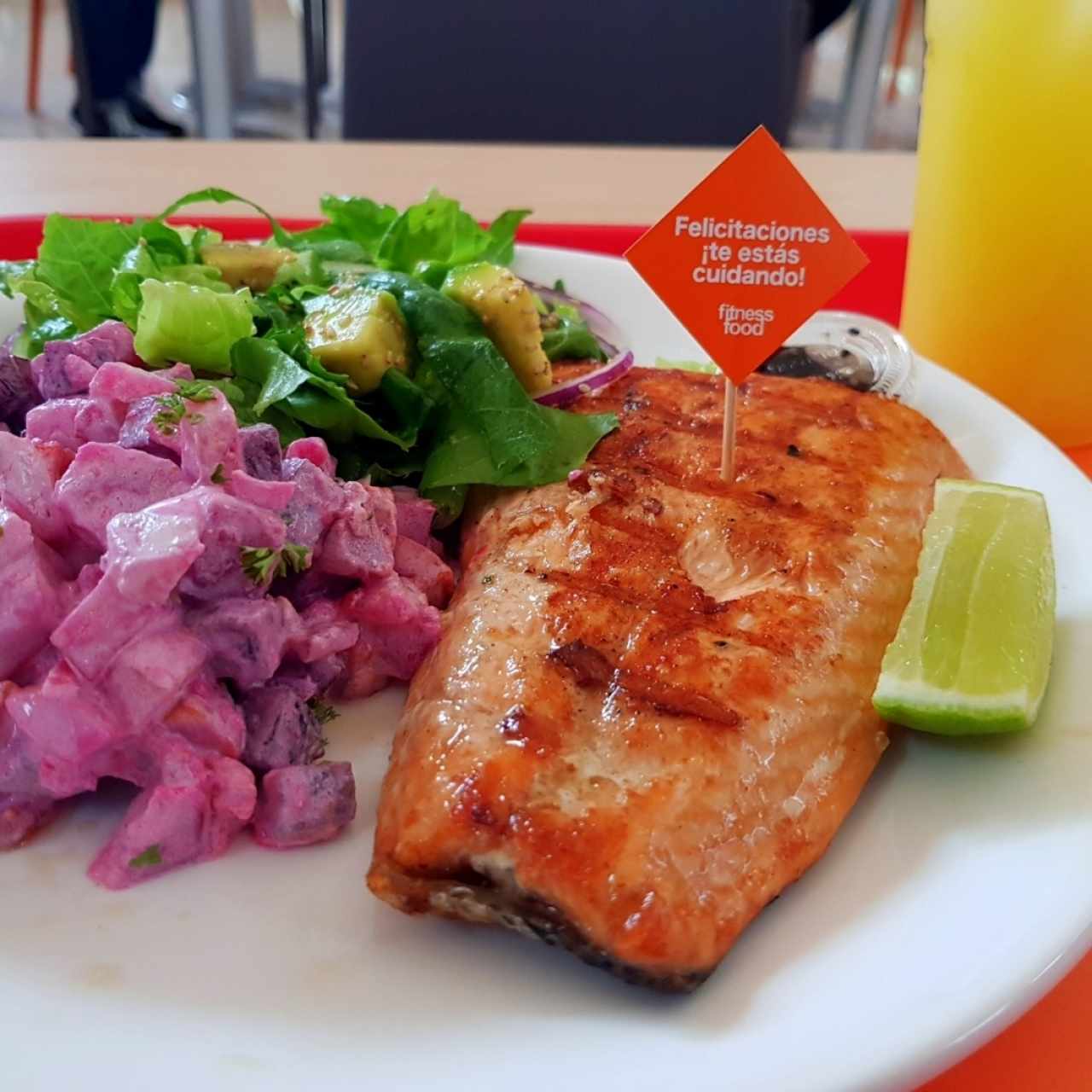 Salmón con ensaladas