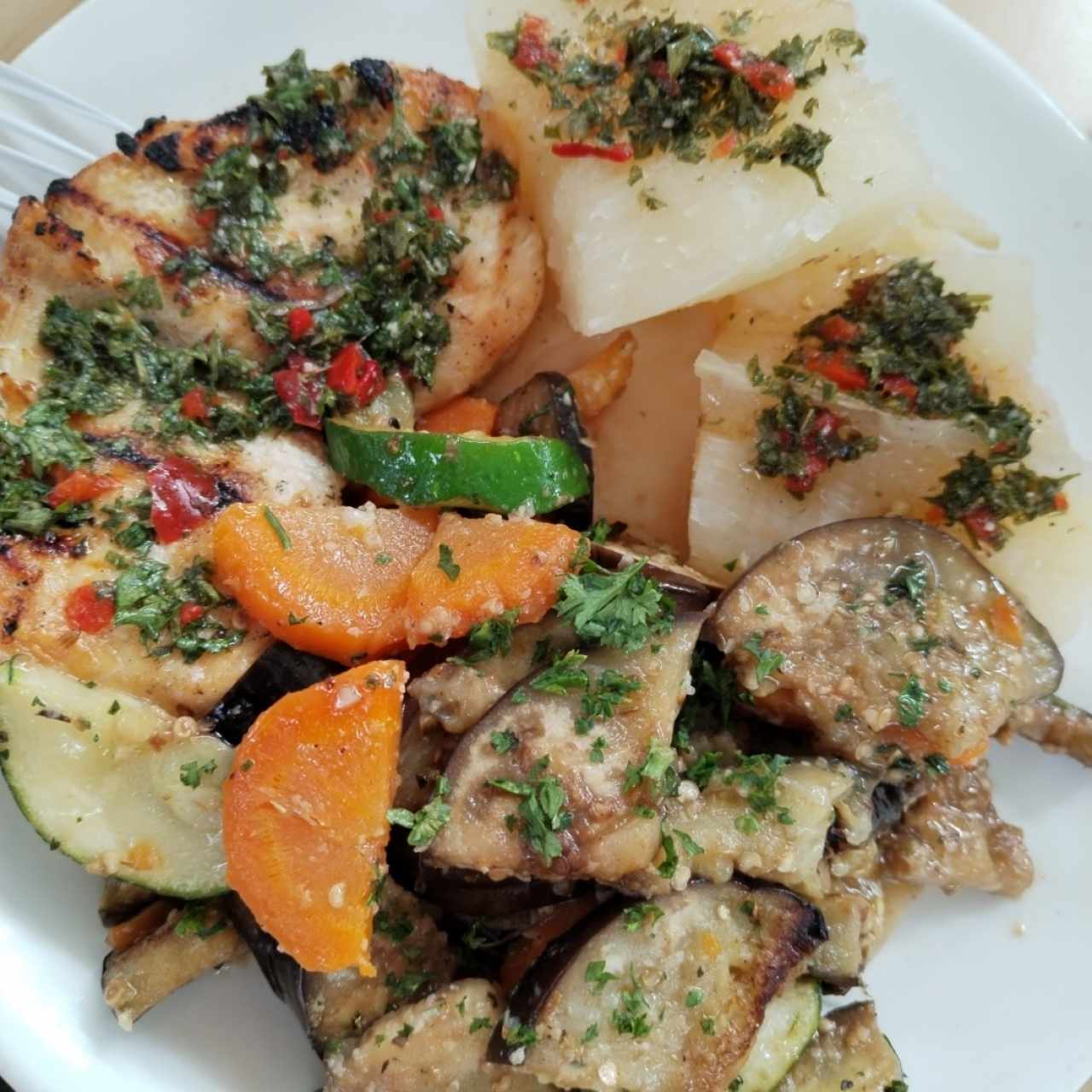 Pollo a la plancha con vegetales saltados y yuca 