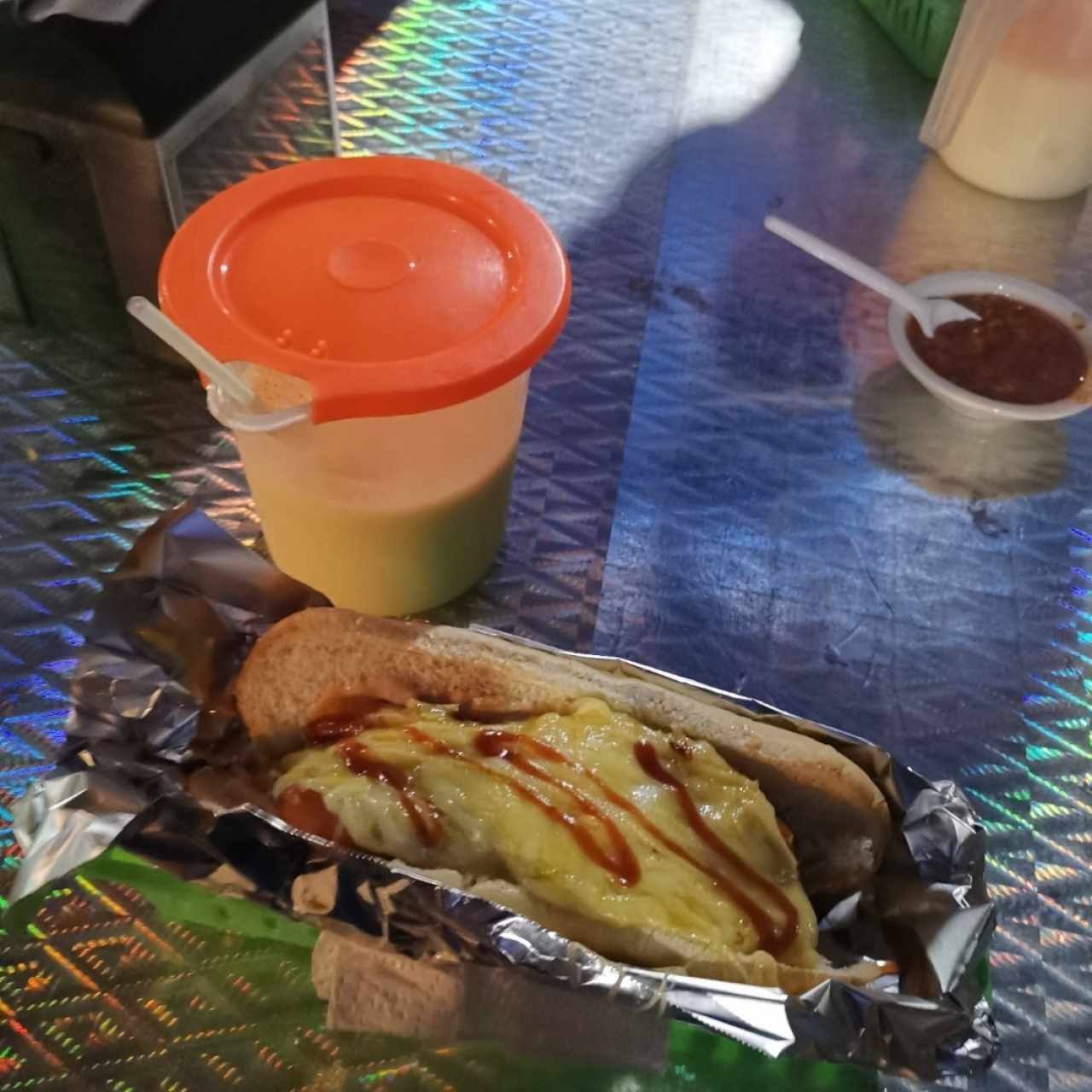 hot dog y jugo de mango