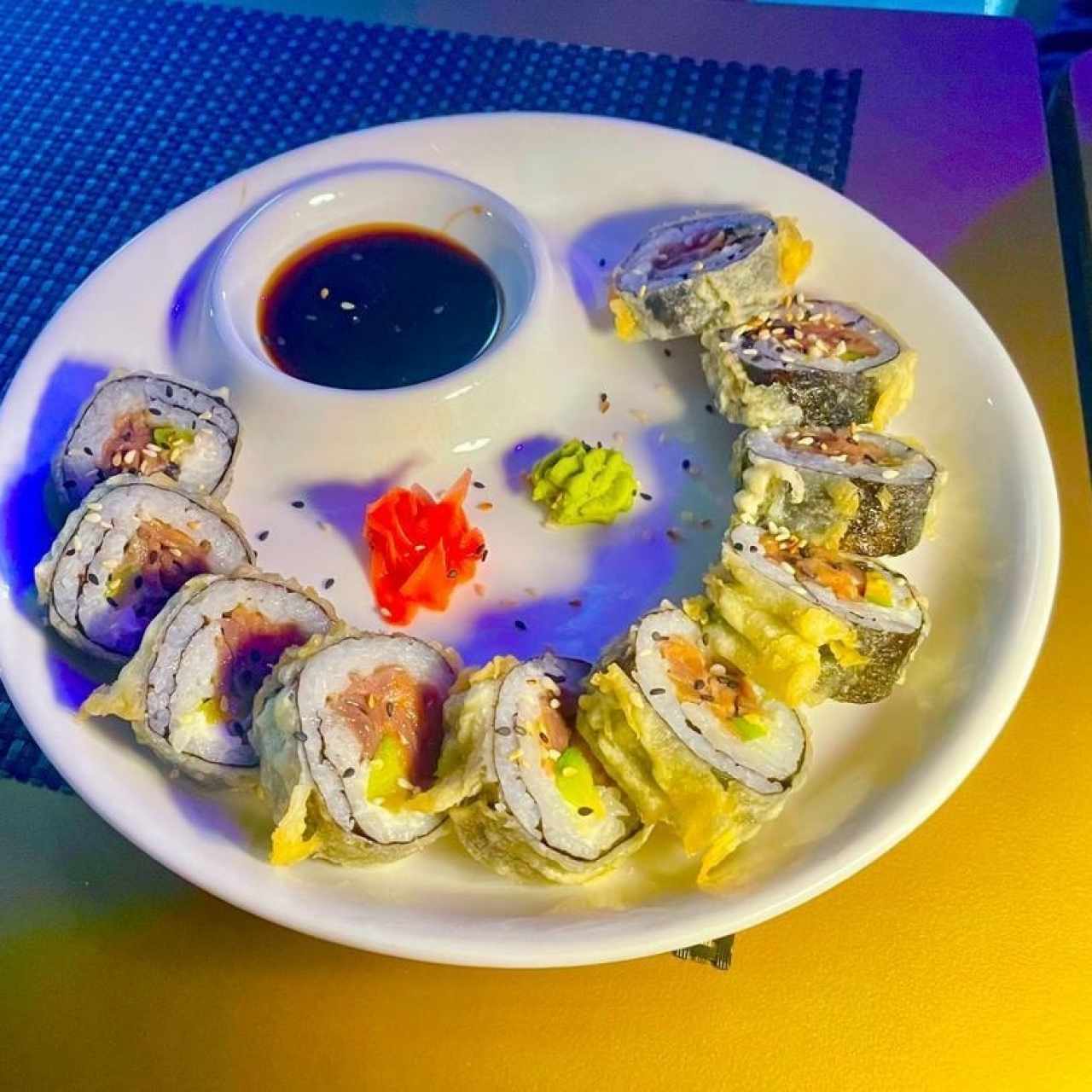 SIMBA (Roll tempurizado relleno de salmón ahumado, queso crema y aguacate en salsa de anguila)