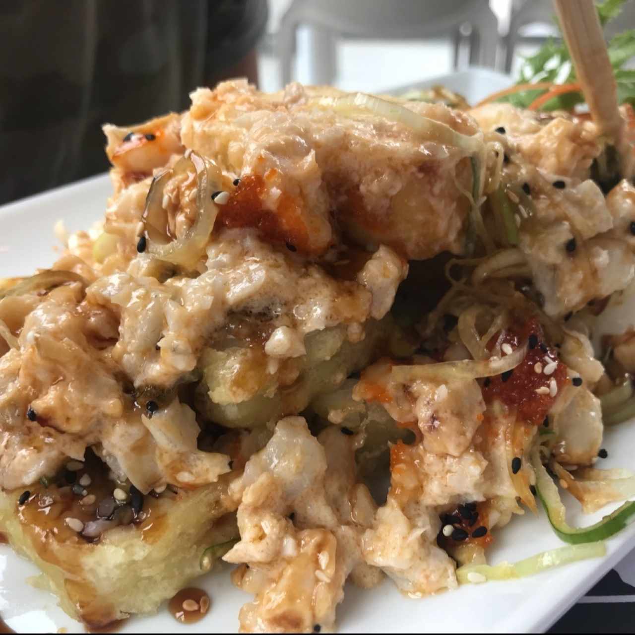 VULCANO (Roll Tempura con 🦀, 🥑, salmón, 🧀 crema y mayonesa spicy cubierto por encima con pescado blanco tibio gratinado