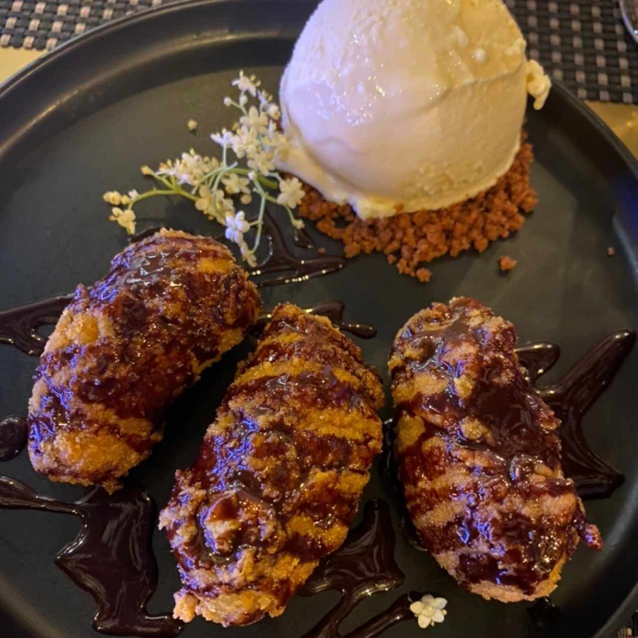 Postre Banana frita con helado 