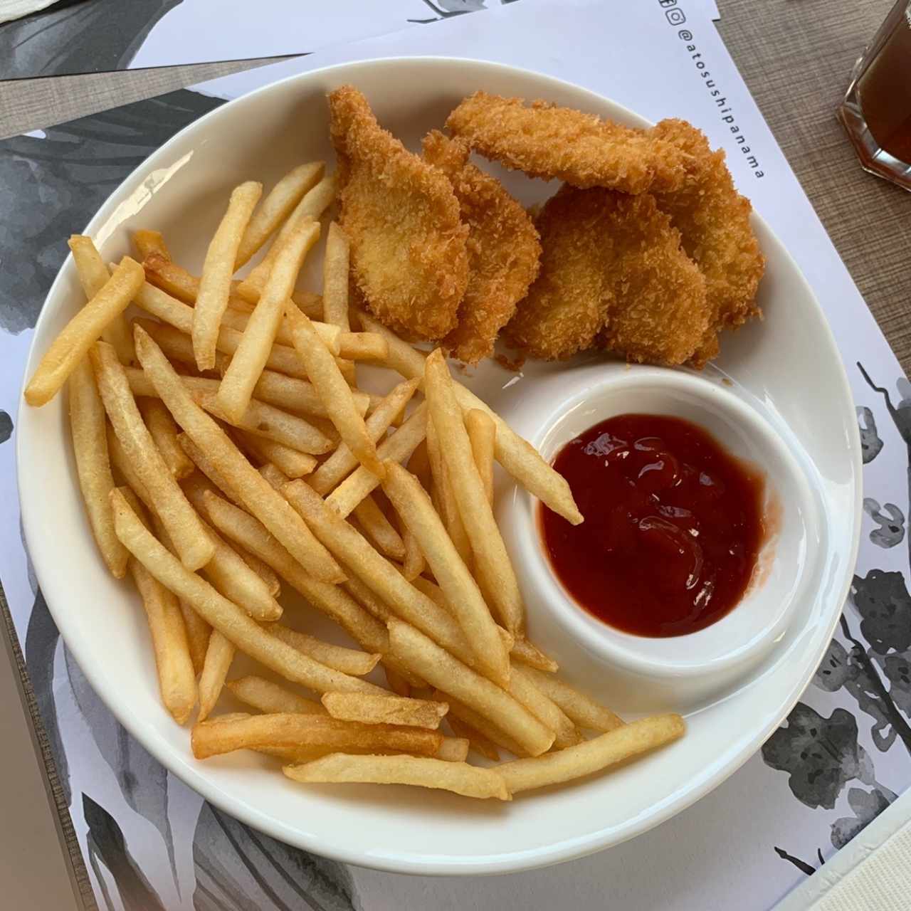 Nuggets de Pescado con Papas Fritas