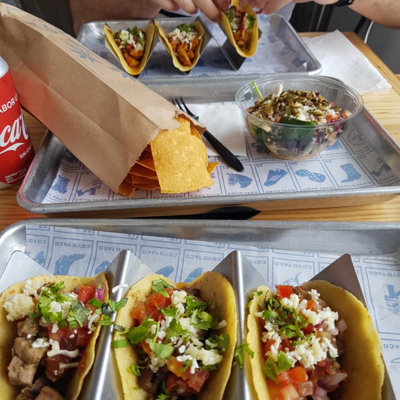 Tacos de pollo, carne asada, Totopos y ensaladita. 