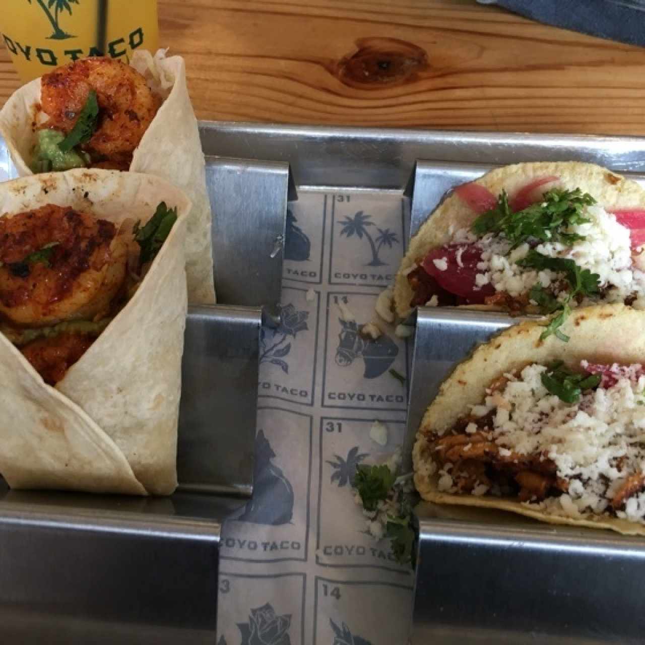 tacos de camarones y cochinita pibil