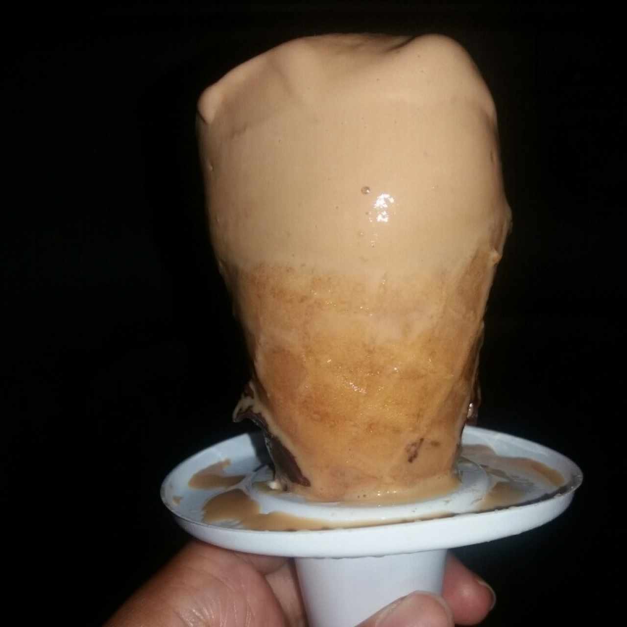 Cono de dulce de leche bañado en chocolate.