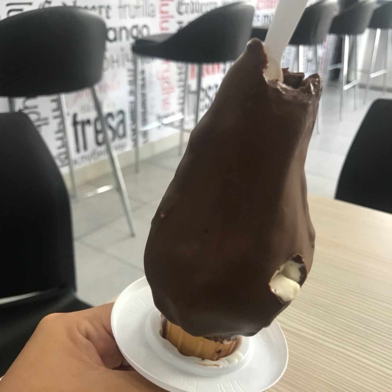 helado mediano con baño de chocolate 