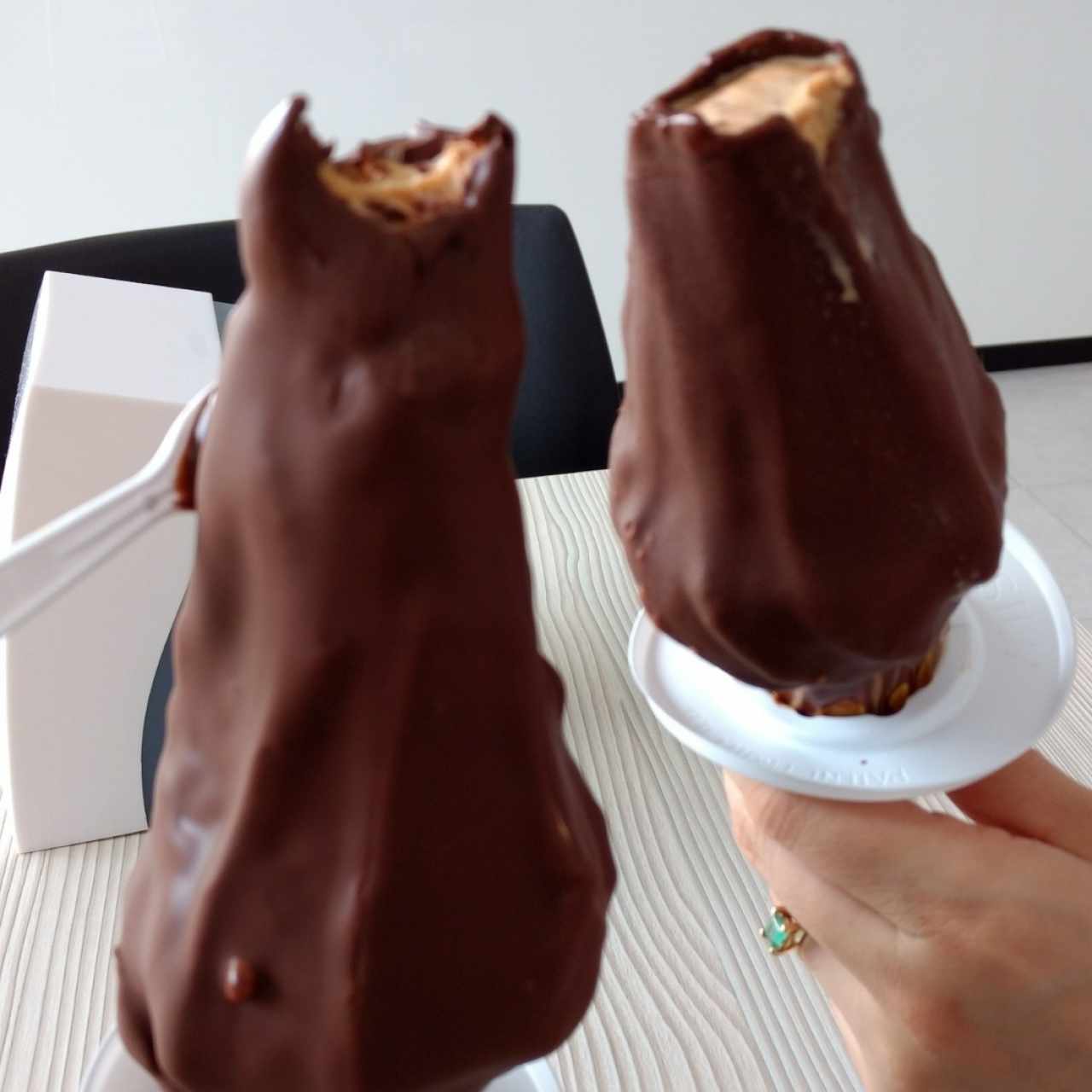 Helado de dulce de leche con cubierta de chocolate.