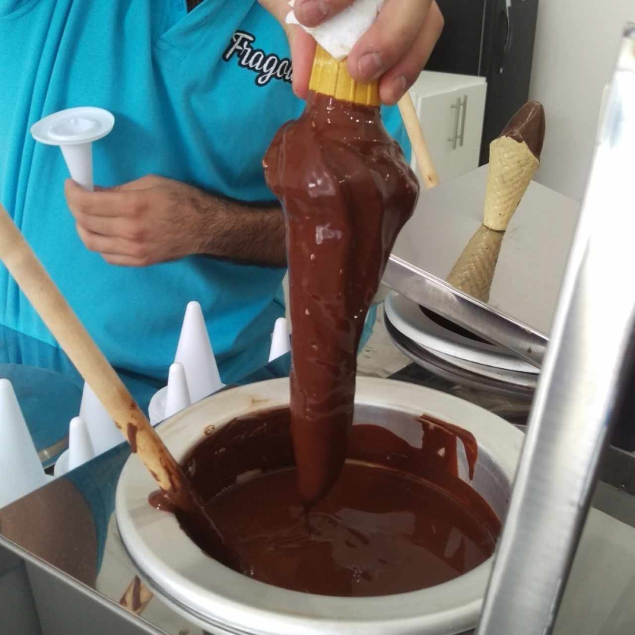 Helado artesanal de dulce de leche cubierto de chocolate 🤤