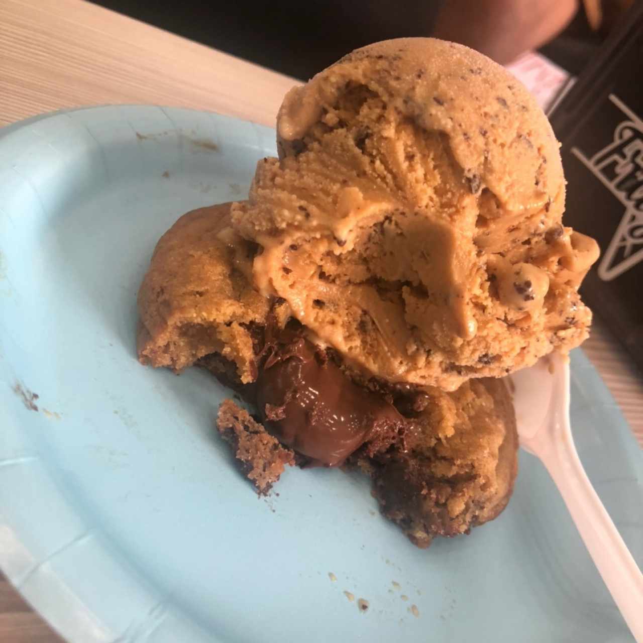 Cookie rellena de nutella con helado de dulce de leche 