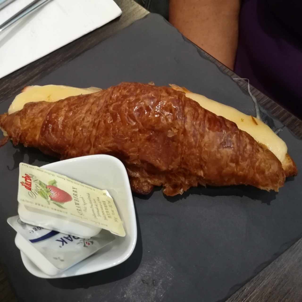 Croissant con Queso Suizo