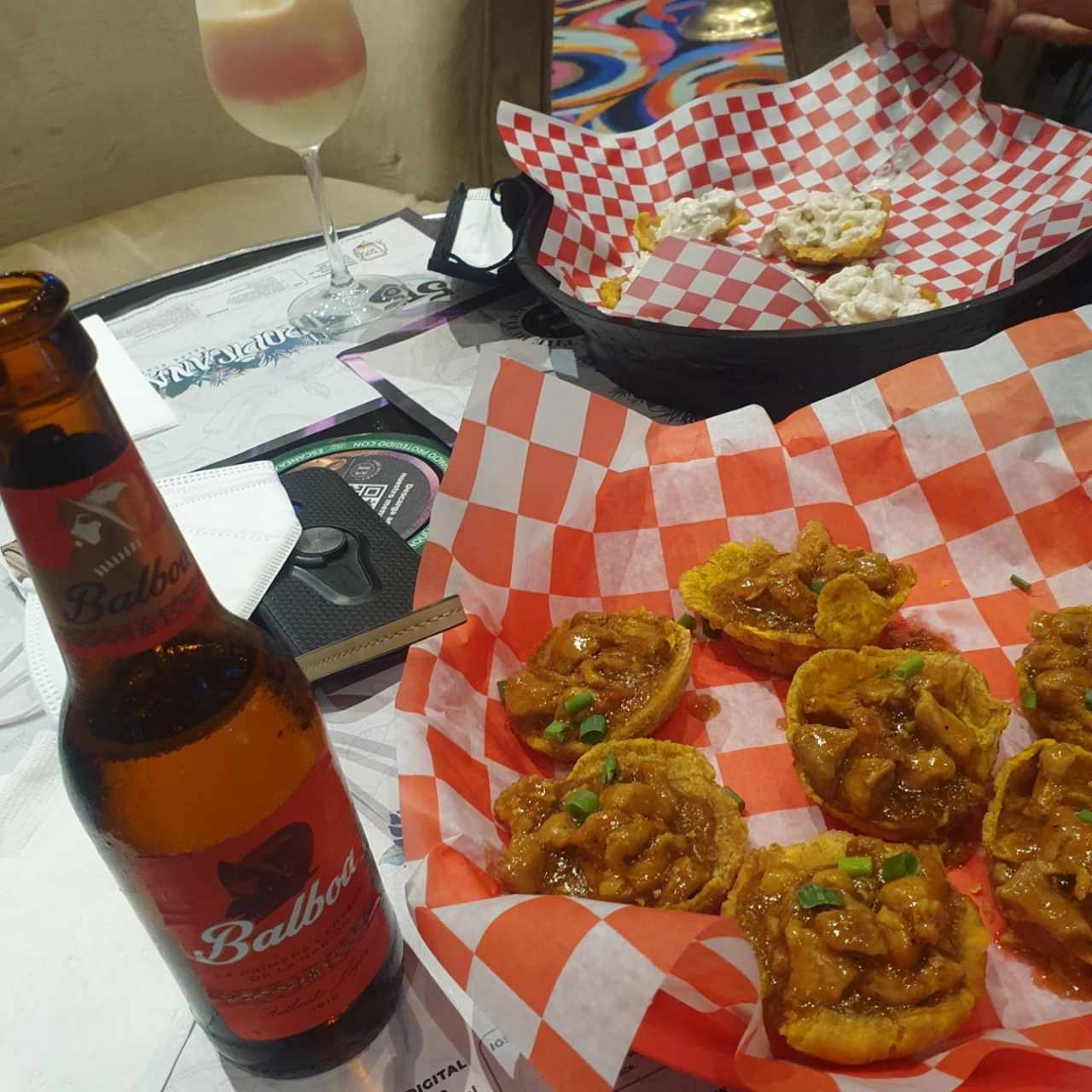 patacones rellenos puerco + ceviche + balboa roja