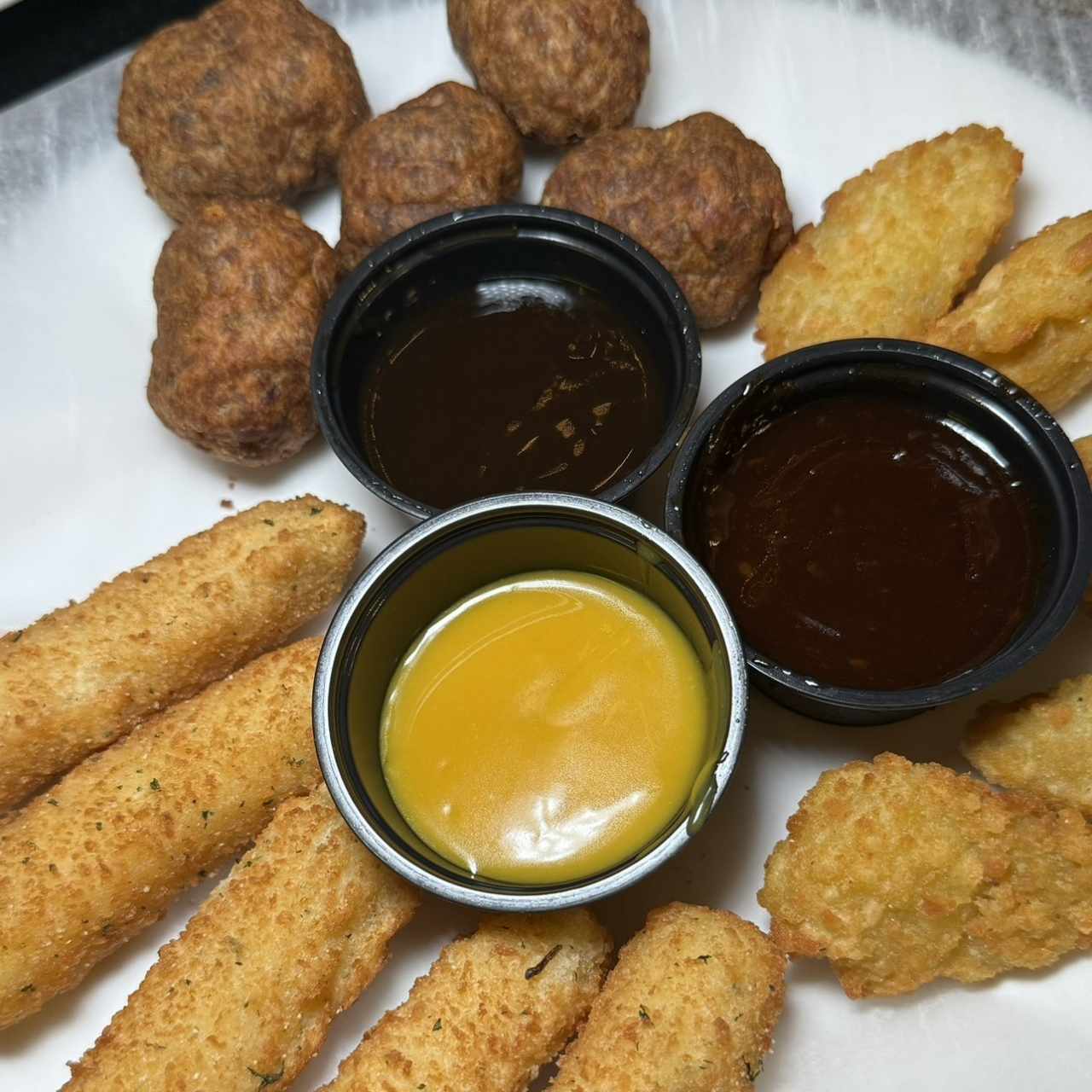 Bolitas de carne, jalapeños y mozzarella sticks