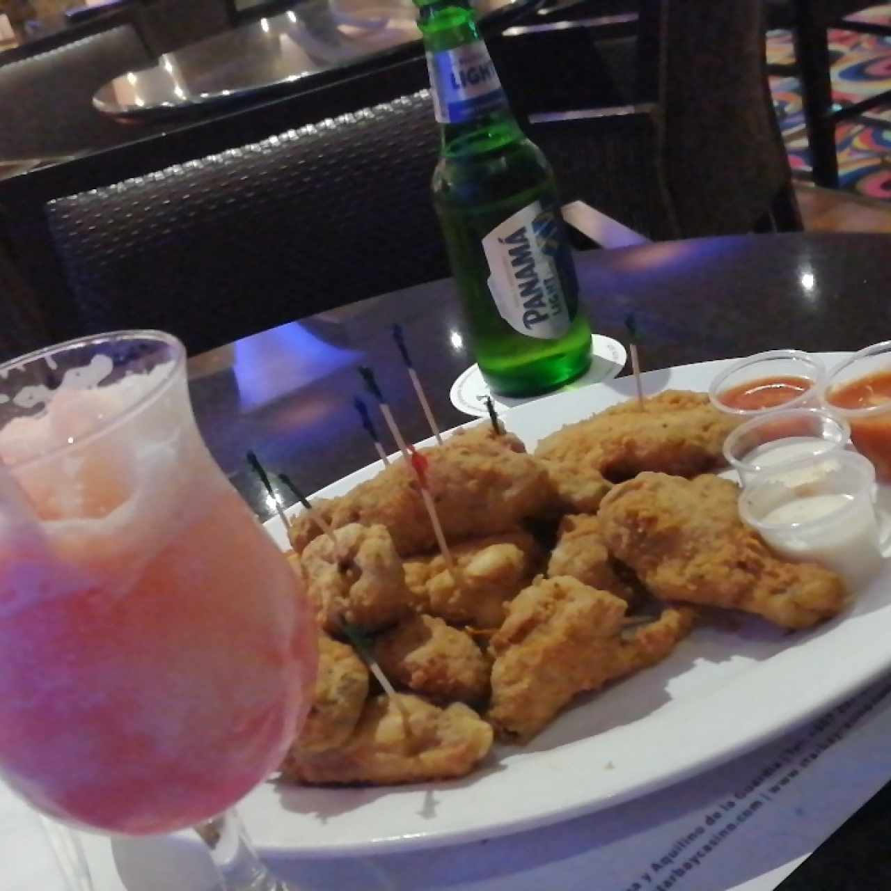 alitas a 0.25 domingo, lunes y martes y una rica limonada 