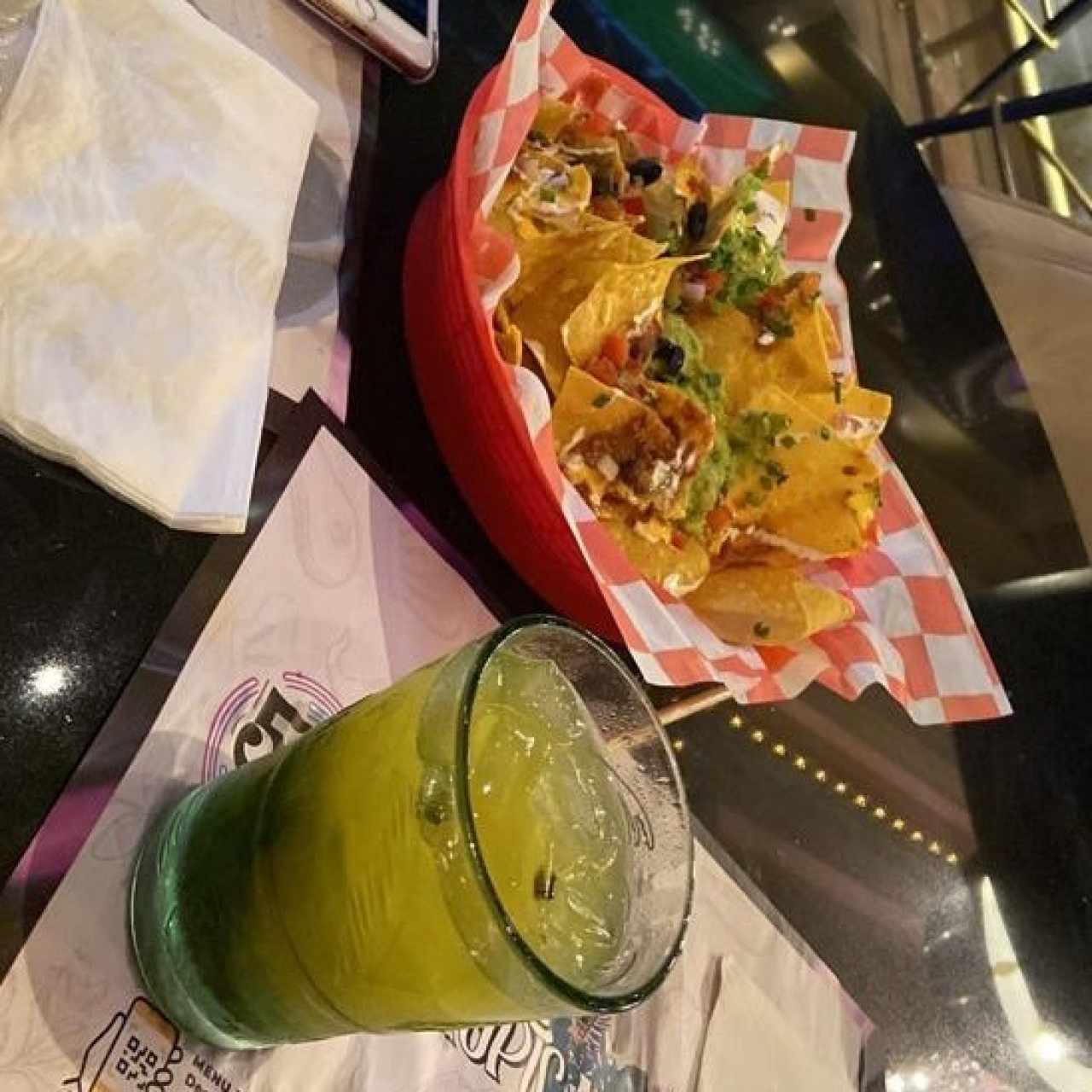 Mojito maracuyá y nachos 