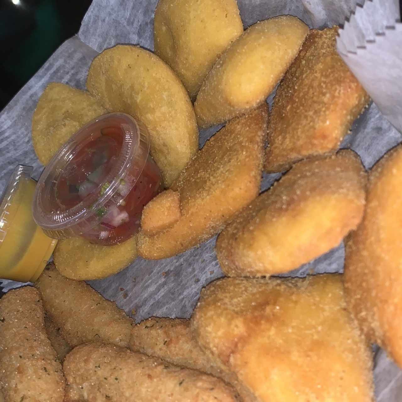 Empanadas y deditos de queso