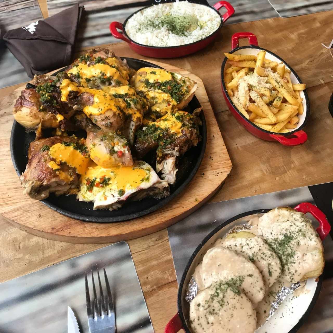 pollo entero, papas asadas con salsa de bacon, papas fritas y arroz con maiz peruano 