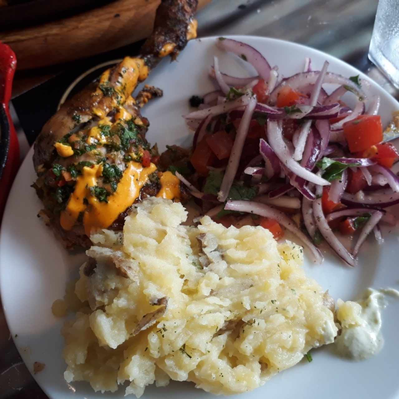 Pollo peruano con ensalada criolla y puré rostizado 