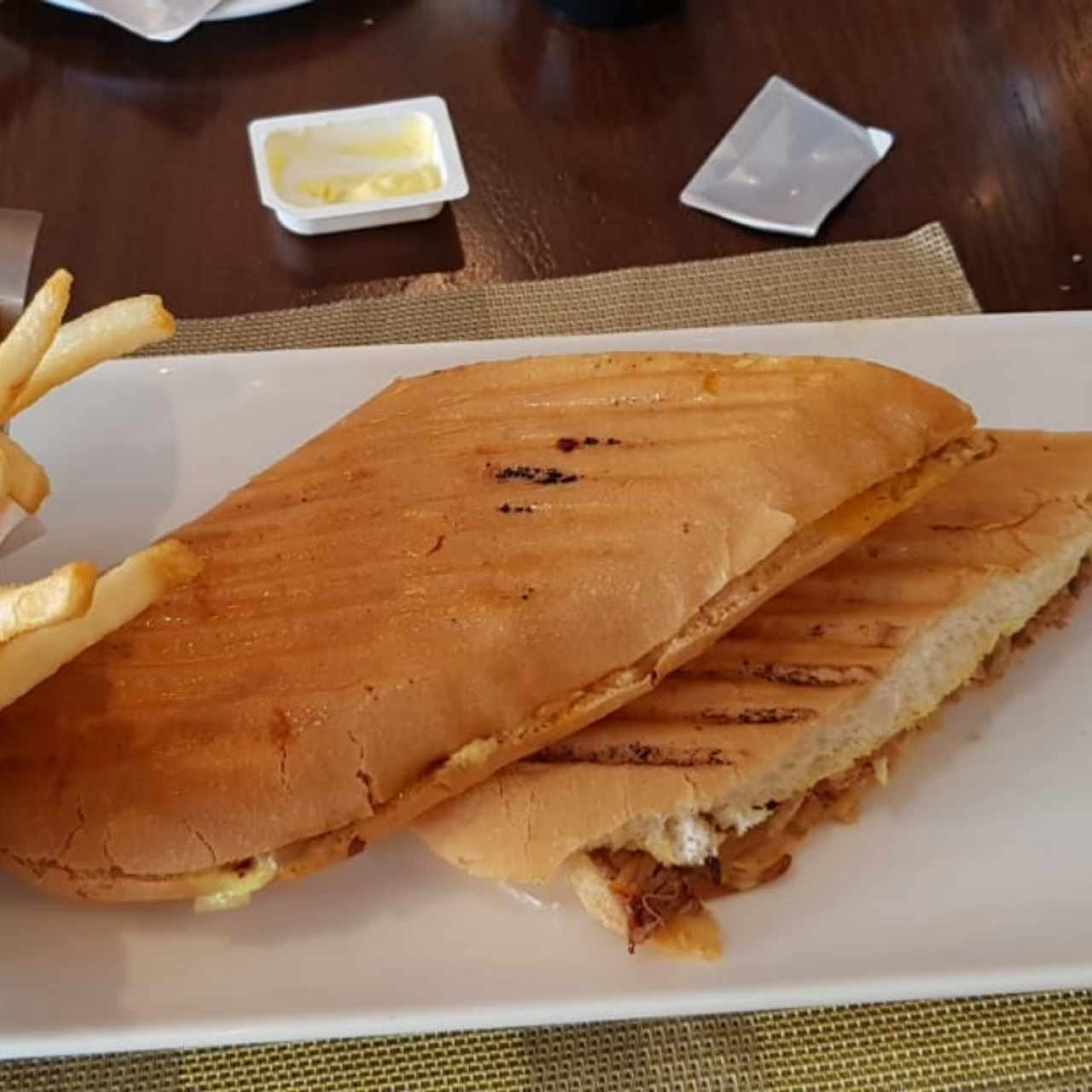 emparedado cubano con guarnición de papás fritas