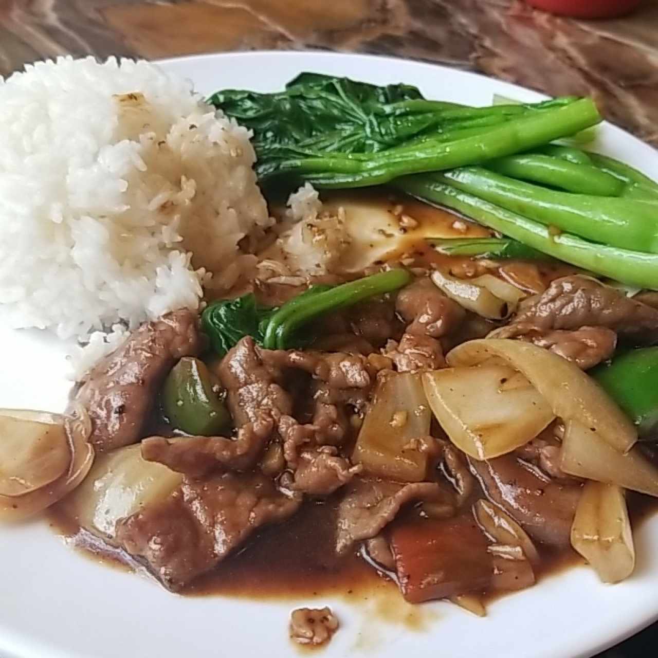 Bistec picado, arroz de jazmín y hojas de mostaza