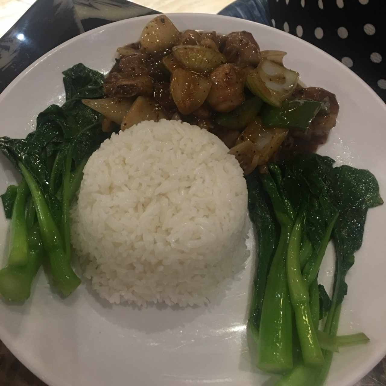 costilla de cerdo con arroz y hoja de mostaza