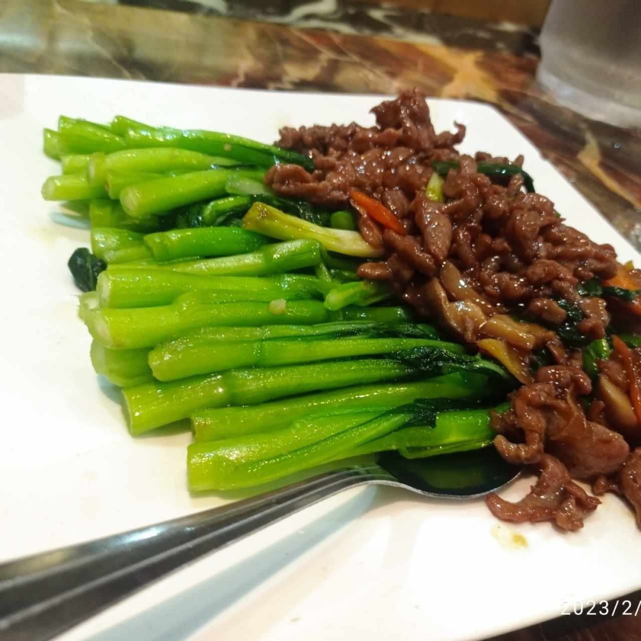 Carne con hoja de mostaza 