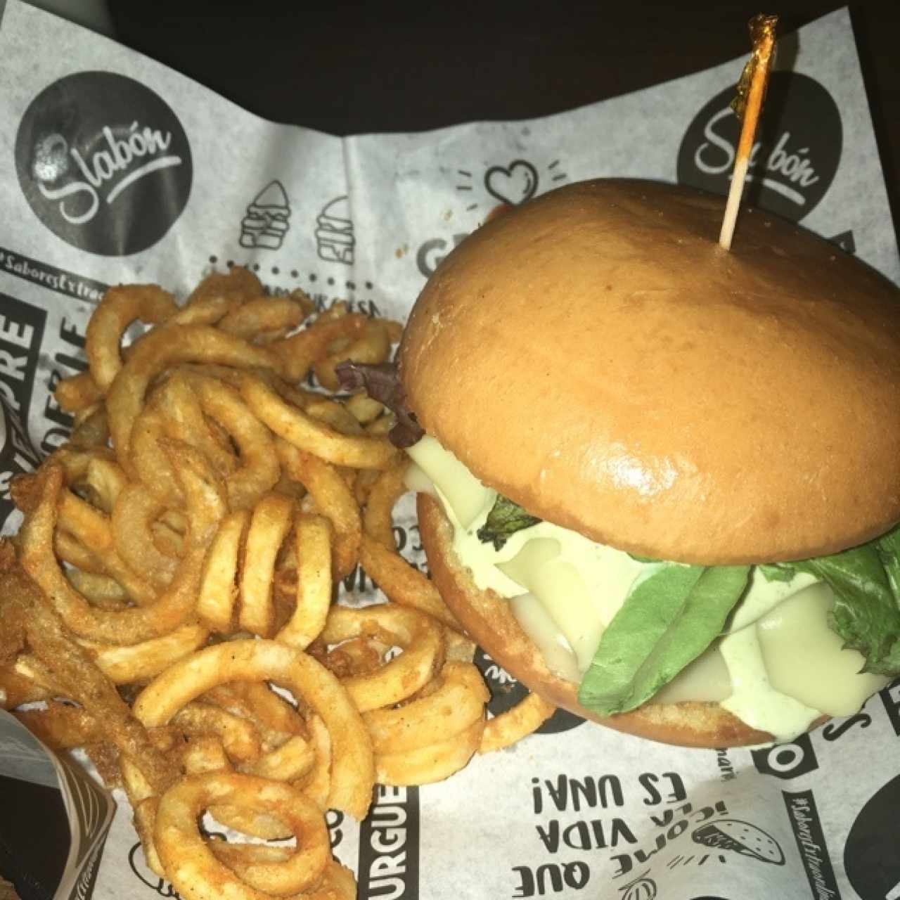 hamburguesa con curly fries