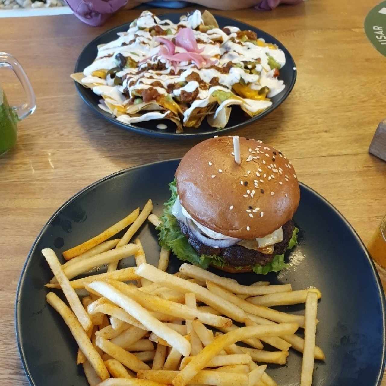 hamburguesa La Madrileña y adicional unos
 Nachos