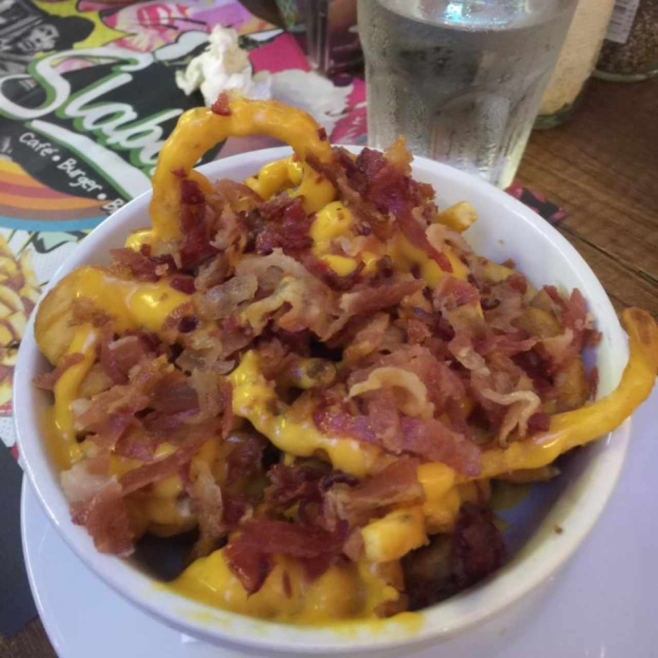 papas fritas con queso y bacon