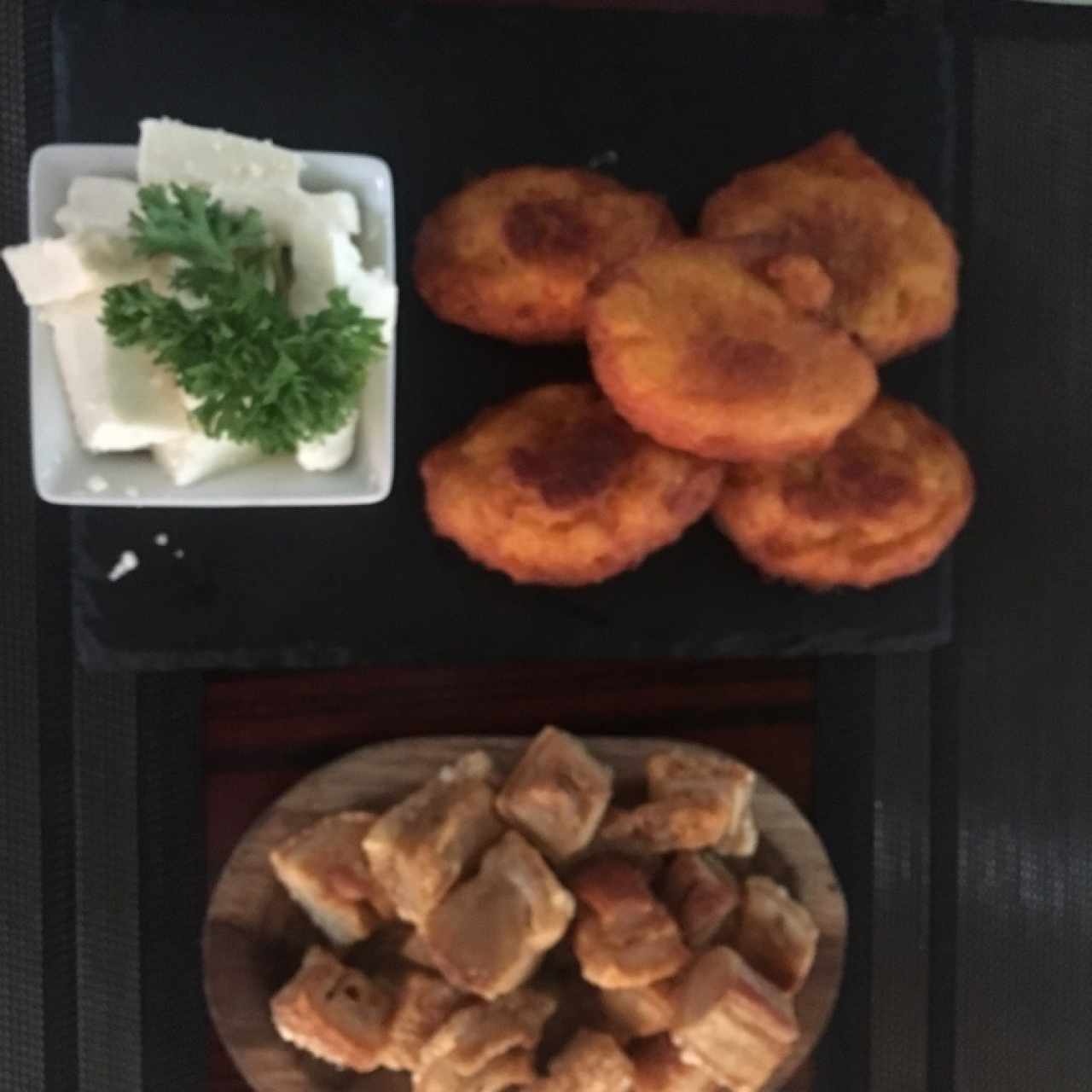 torrejitas con queso y extra chicharrón