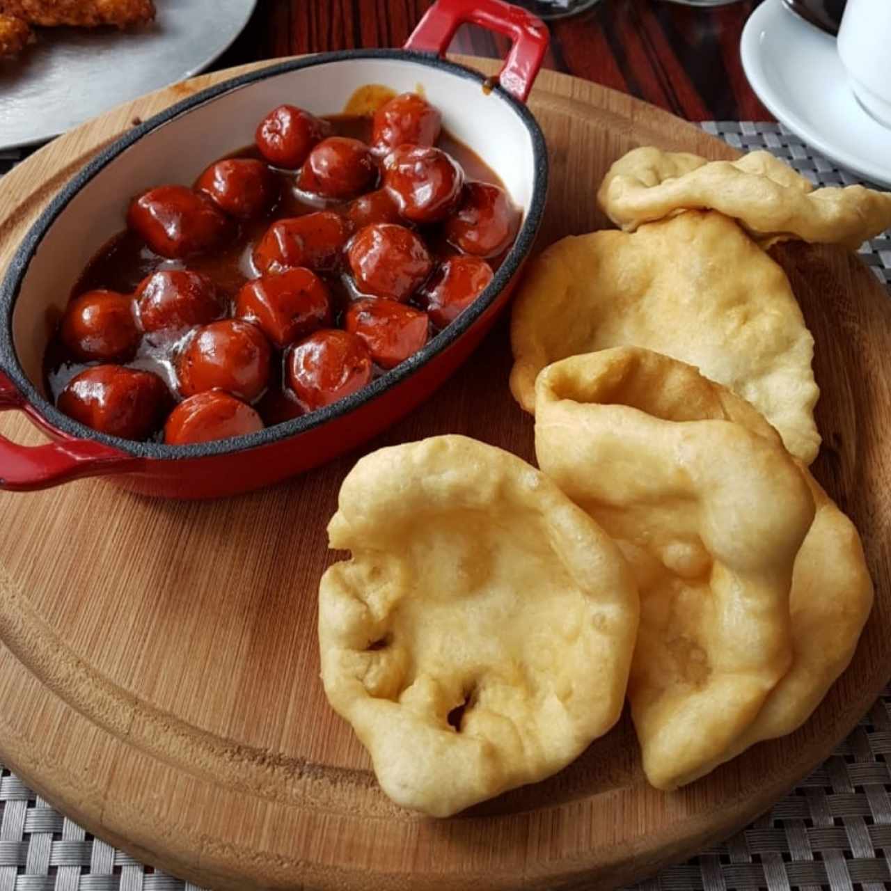 Salchichitas guisadas con piña acompañadas de hojaldres