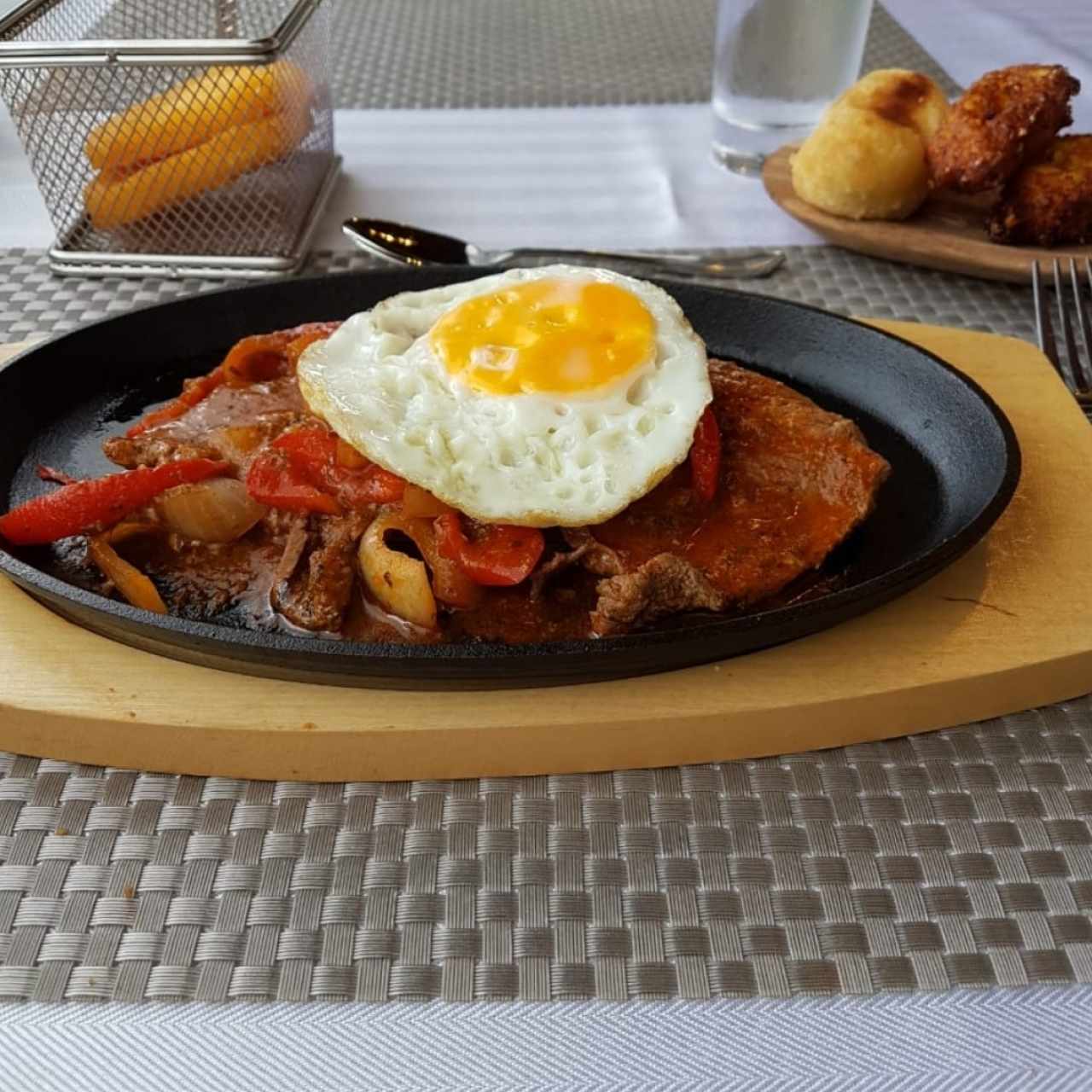 bistec de carne a caballo y tortillas de maíz